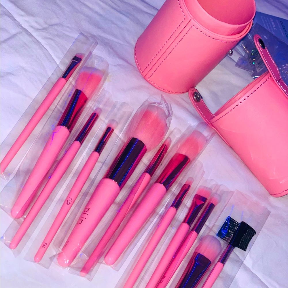 Brand New 12 pc Make Up Brushes